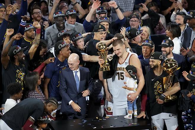 덴버 너기츠 센터 니콜라 요키치 선수가 12일 NBA 챔피언십에서 우승한 후 MVP 상을 들고 있다./AP 연합뉴스