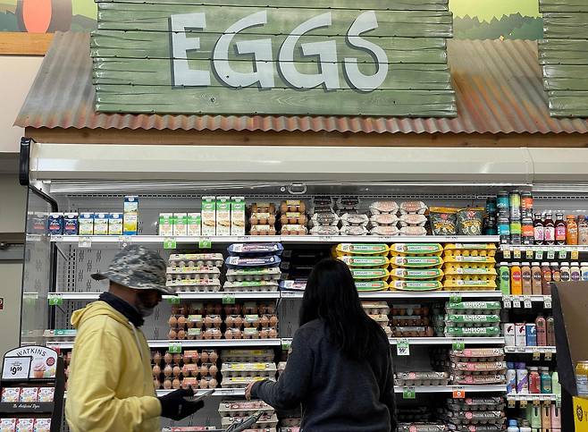 지난 5월 미국 소비자물가지수(CPI)가 전년 동월 대비 4% 오르며 두 달 연속 4%대 상승률을 보였다. 사진은 미국 캘리포니아의 한 식료품 가게 모습. /AFP 연합뉴스