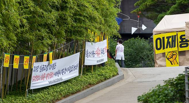 2022년 7월 4일 서울 용산구 이재용 삼성전자 부회장 집 앞. 삼성전자 노조원들이 천막시위를 하고 있다./조선DB