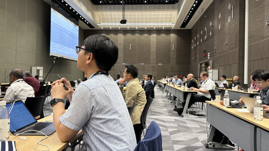 LG유플러스가 대만에서 열리는 '3GPP RAN 릴리즈19 워크숍'에서 5G-어드밴스드 기술 진화 방향성을 제시했다. 행사 참가자들이 최신 기술동향을 공유하고 있다. LG유플러스 제공