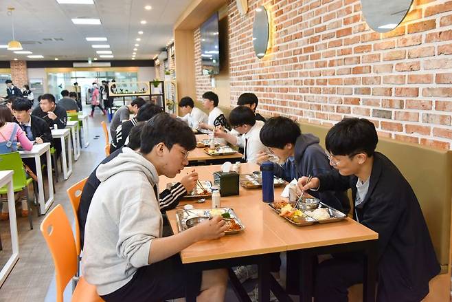 복합문화 공간으로 시범 조성한 부산 사하구 부산일과학고 식당에서 학생들이 식사를 하고 있다./제공=부산시교육청