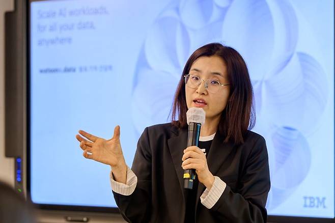 이지은 한국IBM 최고기술책임자(CTO)가 13일 서울 영등포구 본사에서 '왓슨X.데이터'를 소개하고 있다. IBM 제공