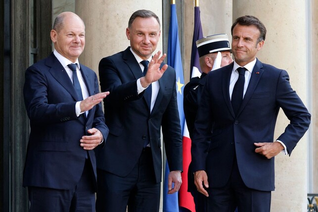 에마뉘엘 마크롱 프랑스 대통령과 올라프 숄츠 독일 총리, 안제이 두다 폴란드 대통령이 12일(현지시각) 프랑스 파리 엘리제궁에서 만나고 있다. AFP 연합뉴스