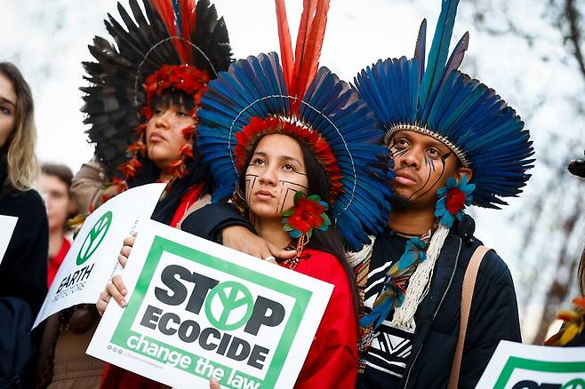 지난해 10월 벨기에 브뤼셀에서 열린 유럽연합 정상회의에서 브라질 원주민과 활동가들이 에코사이드(환경파괴·생태학살)를 ‘국제 범죄’로 규정하라고 요구하는 시위를 벌이고 있다. 브뤼셀/EPA 연합뉴스