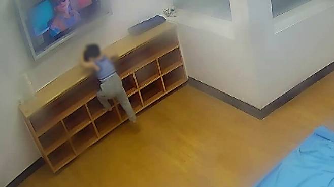 4월 16일 수원 출입국·외국인청 보호실에 구금된 ㅌ(3)군이 심심해서 사물함을 타고 놀고 있다. 공익법센터 어필 제공