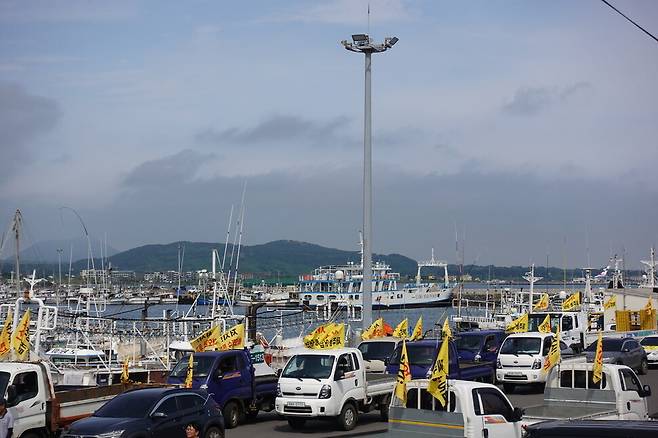 13일 제주시에서 열린 ‘일본 핵오염수 해양투기 저지를 위한 제주범도민대회’에 참가하는 트럭들. 허호준 기자