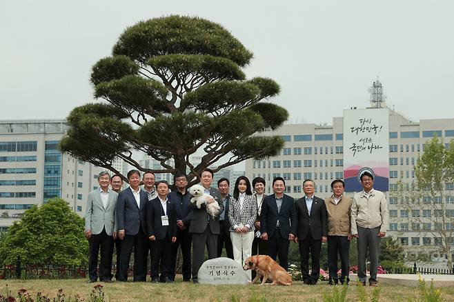 윤석열 대통령이 2023년 5월4일 서울 용산 대통령실 앞마당에 조성한 ‘용산어린이정원’ 개방 기념식수를 한 뒤 대통령실 간부 등과 사진을 찍었다. 대통령실 제공