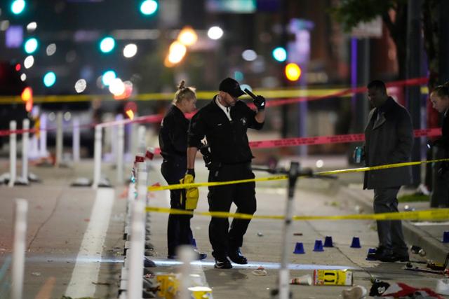 13일 미 콜로라도주 덴버에서 발생한 총기 난사로 10명이 다친 가운데, 경찰이 사건 현장을 조사하고 있다. AP 연합뉴스