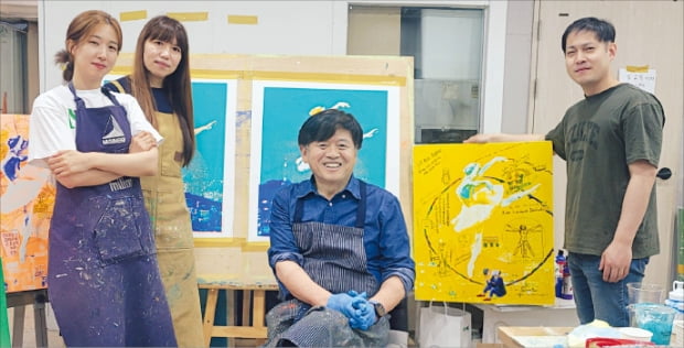 김교식 작가(오른쪽 두번째)가 작업을 함께하는 청년 작가들과 작품 앞에서 환하게 웃고 있다.