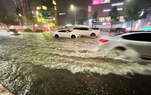 작년 8월 집중 폭우에 서울 강남구 신사역 일대 도로가 물에 잠긴 모습. 사진=연합뉴스