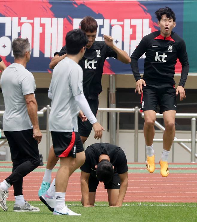 손흥민(오른쪽) 등 한국 축구대표팀 선수들이 13일 부산 구덕운동장에서 16일 페루와의 A매치를 앞두고 훈련하고 있다. 부산 | 연합뉴스
