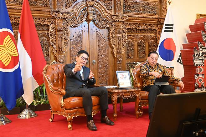 Arsjad Rasjid, Chairman of the ASEAN Business Advisory Council and Indonesian Ambassador to Korea Gandi Sulistiyanto addresses a press briefing ahead of a road show to facilitate digital transformation, sustainable development, trade and investment, health resilience, and food security between ASEAN and Korea on Wednesday at the Indonesian Embassy in Seoul.(Sanjay Kumar/The Korea Herald)