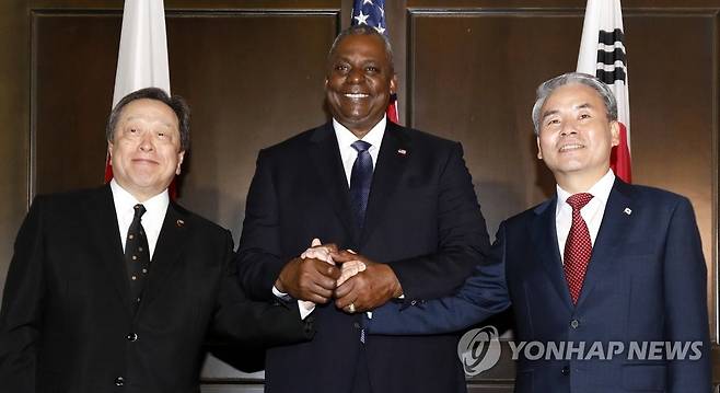 Defense Minister Lee Jong-sup (right) and his US and Japanese counterparts, Lloyd Austin and Yasukazu Hamada, respectively, pose for a photo as they meet trilaterally on the margins of the Shangri-La Dialogue in Singapore on June 3, 2023. (Yonhap)