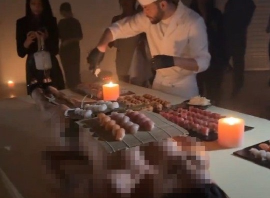 10일(현지시간) 미국 로스앤젤레스(LA)에서 열린 래퍼 예의 생일파티에 등장한 여성 나체 초밥. 트위터 캡처
