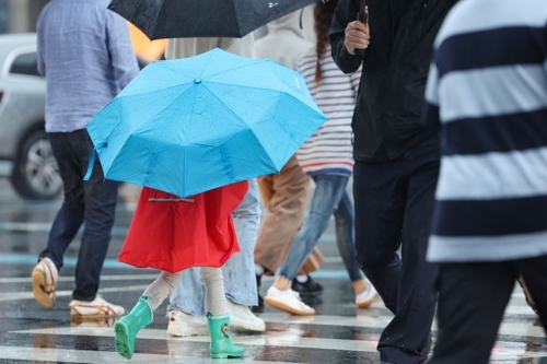 서울 광화문네거리에서 어린이가 우산을 쓰고 횡단보도를 건너고 있다. [사진 제공 = 연합뉴스]