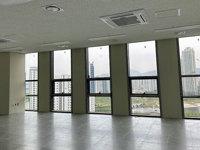 인천 서구 청라국제도시에 있는 오피스건물 ‘오피스A’ 내부 모습. 신혜원 기자