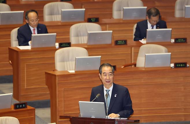 한덕수 총리가 13일 국회 본회의에서 질문에 답변하고 있다. [연합]