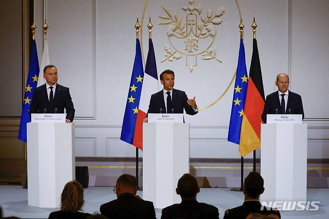 [파리=AP/뉴시스] 왼쪽부터 안제이 두다 폴란드 대통령과 에마뉘엘 마크롱 프랑스 대통령, 올라프 숄츠 독일 총리가 12일(현지시간) 프랑스 파리 엘리제궁에서 '바이마르 3각 정상회의'를 한 뒤 공동 기자회견을 하고 있다. 2023.06.13.
