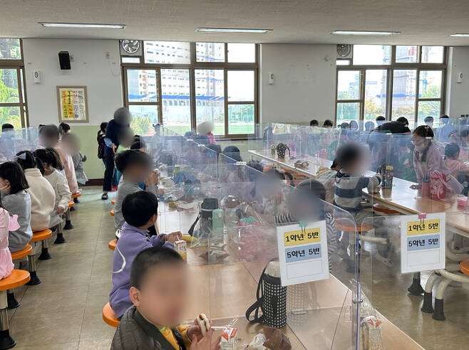 지난 3월 학비노조 파업으로 점심식사를 빵 등을 먹고 있는 대전중앙초등학교 학생들. (사진=뉴시스 DB) *재판매 및 DB 금지