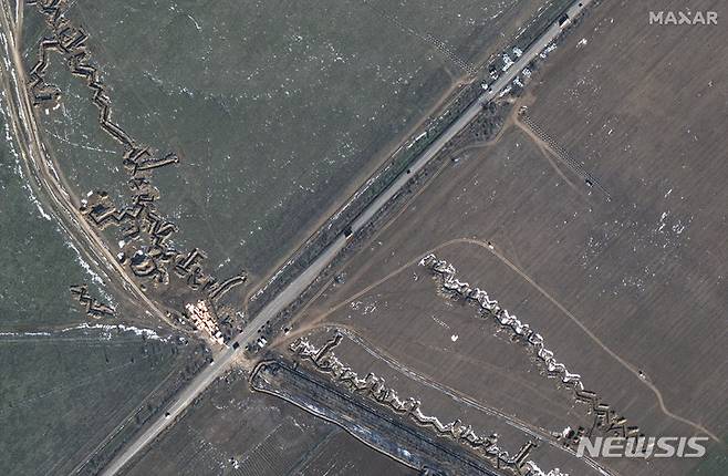 [크름반도=AP/뉴시스] 맥사 테크놀로지가 제공한 위성 사진에서 지난 2월11일(현지시간) 크름반도 메드베디우카에 있는 러시아군 요새와 대전차 방어선 '용의 이빨'이 보이고 있다. 2023.06.13.