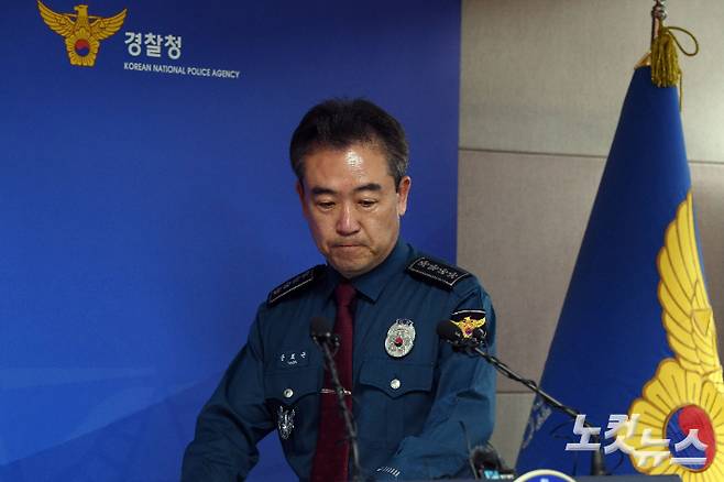 윤희근 경찰청장이 지난달 18일 오후 서울 서대문구 경찰청 브리핑룸에서 건설노조 집회에 대한 입장을 발표하기 위해 들어서고 있다. 황진환 기자