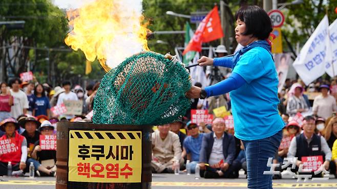 제주도해녀협회 고송자 사무국장이 물질 도구인 '테왁'을 태우고 있다. 고상현 기자