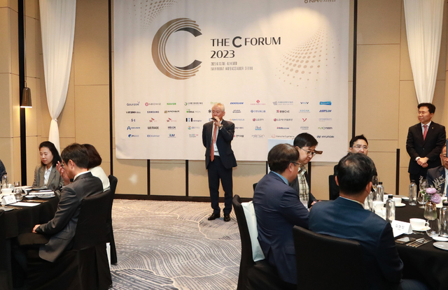 13일 서울 영등포구 페어몬트 앰배서더 호텔에서 열린 ‘THE C FORUM 2023’에서 정영채 NH투자증권 대표가 환영사를 하고 있다.