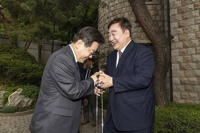 이재명 더불어민주당 대표(왼쪽)가 지난 8일 서울 성북구 중국대사관저에서 싱하이밍 주한 중국대사를 만나고 있다. 연합뉴스