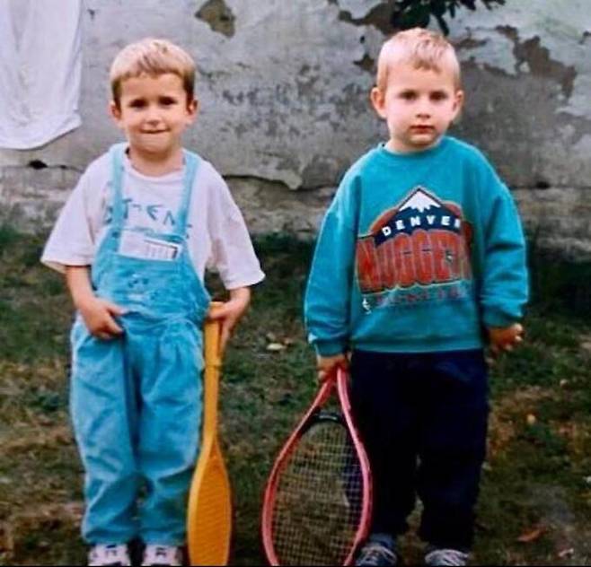 동유럽 세르비아의 작은 도시 솜보르 출신인 니콜라 요키치(오른쪽)가 5살 때 덴버 너기츠의 티셔츠를 입고 찍은 사진이 요키치가 덴버를 이끌고 NBA 챔프전 우승을 일궈내면서 화제를 모으고 있다. 트위터 캡처