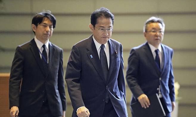 도쿄 총리관저에 도착하는 기시다 후미오 일본 총리(가운데). 도쿄=AP연합뉴스