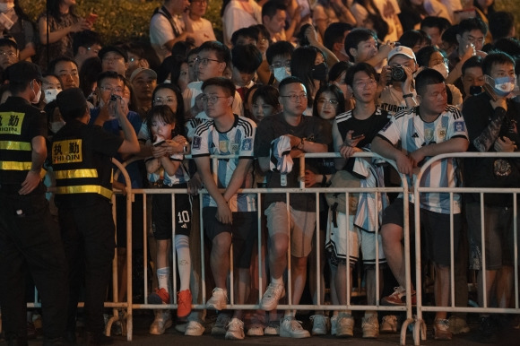 메시를 보기위해 호텔 앞에서 대기 중인 중국 축구 팬들. AP 연합뉴스