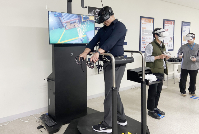 경기도 광주시에 위치한 곤지암 메가허브터미널 안전체험관에서 한 직원이 VR 기기를 활용해 안전 체험을 하고 있다./사진 제공=CJ대한통운