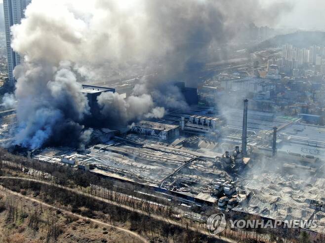 치솟는 연기 지난 3월 13일 오전 대전시 대덕구 목상동 한국타이어 공장에서 난 불로 인한 연기가 공중으로 치솟고 있다. [연합뉴스 자료사진]