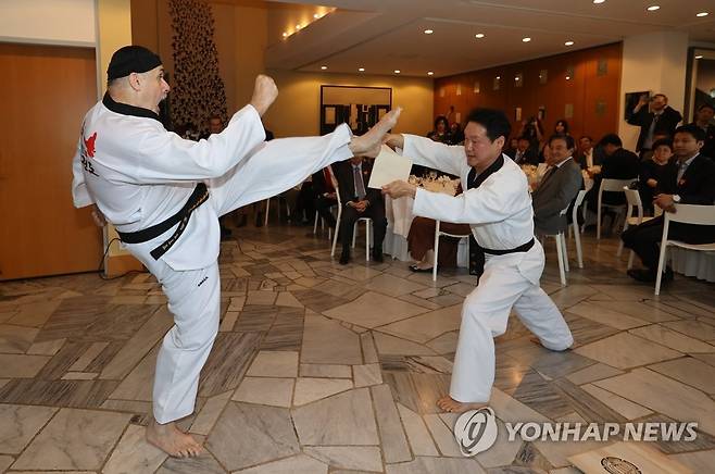 태권도 시범 보이는 필립 르포르 프랑스대사 (서울=연합뉴스) 류효림 기자 = 필립 르포르 주한프랑스대사가 13일 서울 서대문구 주한프랑스 대사관저에서 열린 CICI 20주년 기념 CCF 2023 문화소통포럼에서 태권도 시범을 하고 있다. 2023.6.13 ryousanta@yna.co.kr