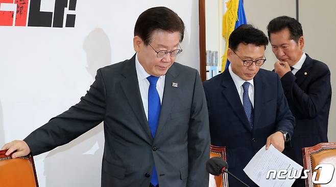 더불어민주당 이재명 대표와 박광온 원내대표, 정청래 최고위원이 14일 오전 서울 여의도 국회에서 열린 최고위원회의에 참석하고 있다. 2023.6.14/뉴스1 ⓒ News1 이동해 기자