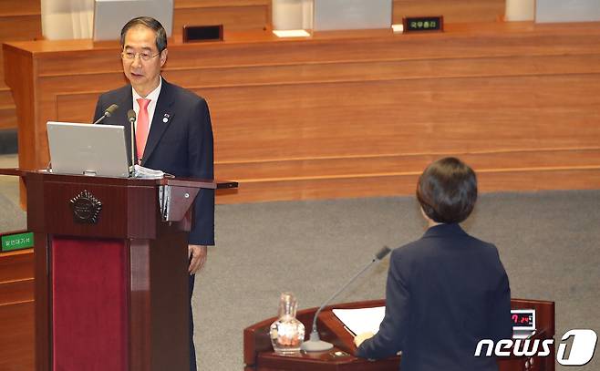 한덕수 국무총리가 14일 오후 서울 여의도 국회에서 열린 제407회 국회(임시회) 제3차 본회의 교육·사회·문화 분야 대정부질문에서 고민정 더불어민주당 의원의 질문에 답하고 있다. 2023.6.14/뉴스1 ⓒ News1 임세영 기자