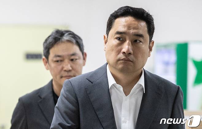 강용석 변호사(오른쪽)와 유튜버 김용호 씨가 31일 오후 서울 서초구 서울중앙지방법원에서 열린 허위 사실 '허위사실 공표' 공직선거법위반 선고 공판에 출석하고 있다. 2023.5.31/뉴스1 ⓒ News1 이재명 기자