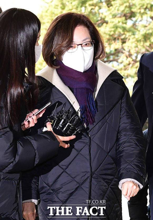 '이태원 참사' 부실 대응 혐의로 구속됐다가 보석으로 풀려난 박희영 용산구청장이 14일 지역 내 한 교회의 새벽 기도에 참석한 모습이 <더팩트>에 포착됐다. 사진은 구속 전 피의자심문에 출석하고 있는 박희영 구청장. /임영무 기자