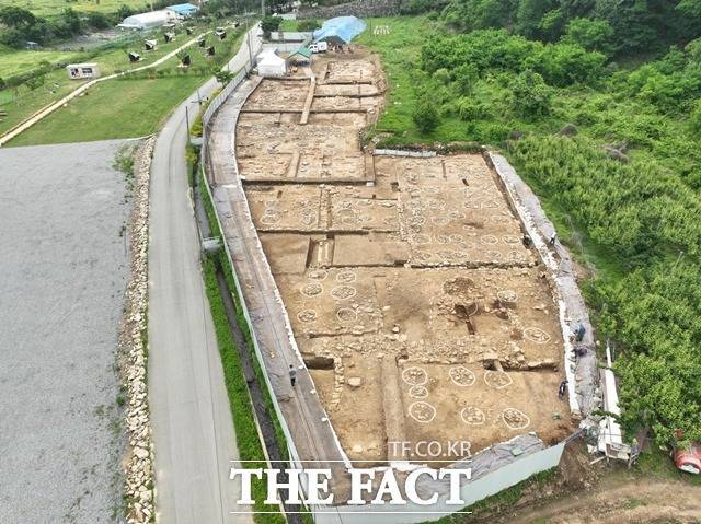 고려 초 왕실사찰로 추정되는 '천안 천흥사지'에 대한 3차 발굴 조사에서 왕실 사찰임을 입증할 수 있는 다량의 유물이 출토됐다. 발굴지 전경. / 천안시