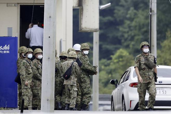14일 총격 사고가 발생한 일본 기후시 육상자위대 사격장 인근에 대원들이 모여 있다. 이날 훈련 중이던 18세 자위관 후보생이 소총을 쏴 대원 2명이 숨지고 1명이 다쳤다. 육상자위대는 이날 전국 모든 부대의 사격 훈련을 중지시켰다.  기후=AP 뉴시스
