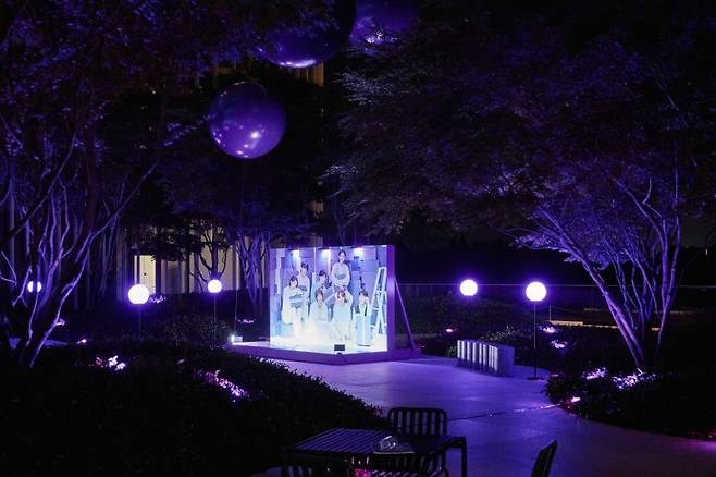 서울 용산구 아모레퍼시픽 본사에 마련된 BTS festa 포토월 전경. 아모레퍼시픽 제공