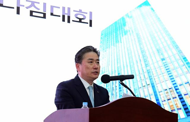 정승일 당시 한전 사장이 지난달 12일 나주 본사에서 비상경영 및 경영혁신 실천 다짐대회에서 직원들에게 당부의 말을 하고 있다. 정 사장은 이날 정부에 전기요금 인상을 촉구하며 사퇴하겠다고 밝혔다. 한전 제공