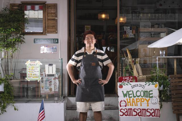 [커리업] 맨땅브레이커 3호, 김훈 '쌤쌤쌤' 오너 셰프가 5월 17일 서울 용산구 쌤쌤쌤 앞에서 포즈를 취하고 있다. 쌤쌤쌤의 매장 컨셉은 미국(샌프란시스코), 함께 경영하는 인근의 베이커리 카페 테디뵈르 하우스의 매장 컨셉은 프랑스(파리)다. 2023.05.17 이한호 기자 han@hankookilbo.com