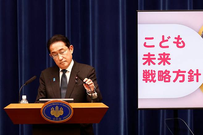 기시다 후미오 일본 총리가 13일 저출생 대책을 담은 ‘어린이 미래 전략 방침’을 발표하고 있다.