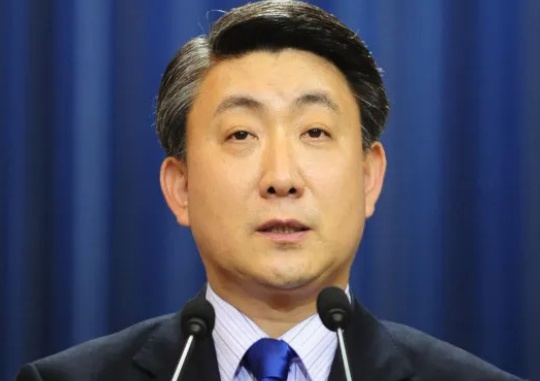 Lee Dong-kwan, special advisor to the president on international cooperation, giving a press briefing when he served as Cheongwadae spokesperson in the Lee Myung-bak government. Kyunghyang Shinmun Archives