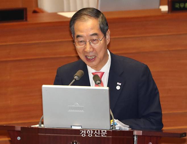 한덕수 국무총리가 14일 국회 교육·사회·문화 분야 대정부 질문에서 고민정 의원의 질문에 역정을 내고 있다. 박민규 선임기자