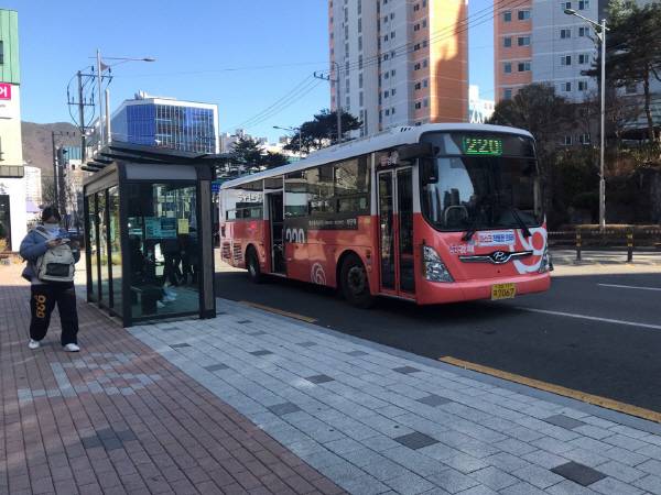 220번 김해 시내버스가 장유3동 서부문화센터 정류장에 정차해 있는 모습. 김해시 제공