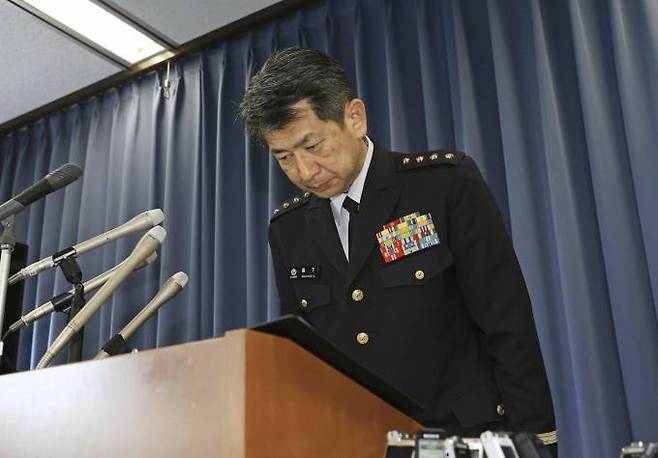 모리시타 야스노리 육상자위대 막료장이 14일 일본 방위성에서 열린 기자회견에서 총기 사건에 대해 사과하고 있다. AP 연합뉴스