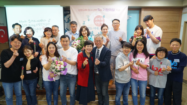 김한진 전도사 부부( 앞줄 가운데)와 커플힐링센터 부부세미나에 참석한 부부들의 행복한 모습.