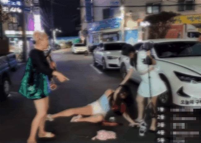 여성 유튜버 A씨가 동료 B씨의 얼굴에 포크를 휘둘렀다. 이후 피를 흘리며 쓰러진 B씨의 머리카락을 잡고 추가 폭행하는 A씨의 모습. /사진=온라인 커뮤니티 캡처